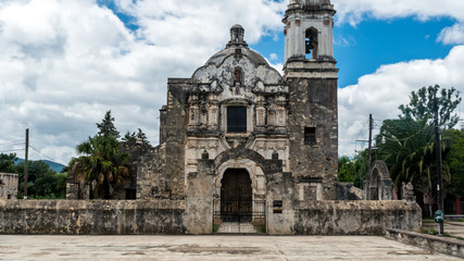 Fototapeta na wymiar Iglesia mexicana del año 1700 en Guadalcazar
