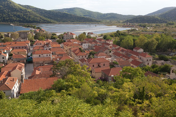 Über den Dächern von Ston auf der Halbinsel Peljesac, Kroatien