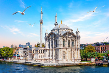 Fototapeta na wymiar Ortakoy Mosque in the Bosphorus, Istanbul, Turkey