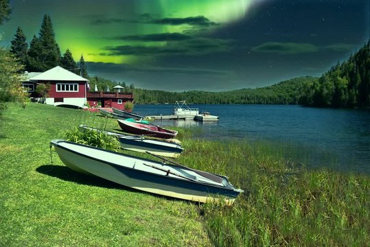 Lac de p&ecirc;che du Qu&eacute;bec, Canada, sous une aurore bor&eacute;ale