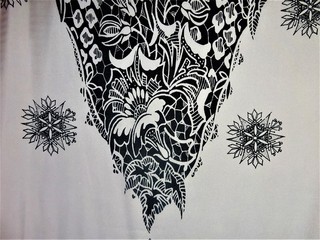 Texture satin blanc avec le désignes en noirs et blanc.