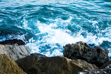 Agua rompiendo en las rocas