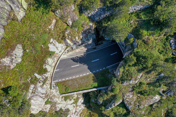 Strassentunnel, natürlich aus Felsen