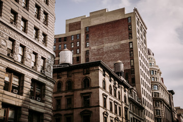 Fototapeta na wymiar Water tunk on the New York building and ornamental facade