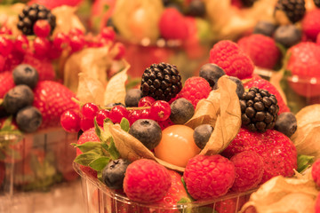 Plastikschale mit frischen Beeren auf einem Markt