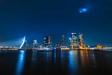 Foto auf Alu-Dibond Die Skyline von Rotterdam bei Nacht © Wycher