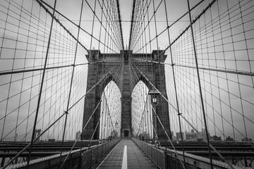 Naklejka premium Architektura Brooklyn Bridge w odcieniach czerni i bieli, Nowy Jork