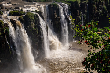 lancha con personas en las cataratas de Iguazu