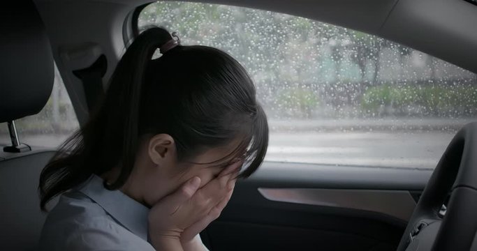 woman feel depressed in car