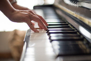hands playing piano