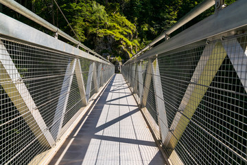 Eine Brücke über einen Fluß 