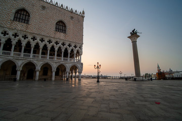 Fototapeta premium Piękny wschód słońca na placu San Marco z widokiem na Pałac Duccale