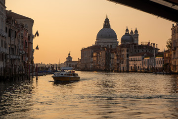 Obraz na płótnie Canvas Beautiful sunrise view of the Grand Canal of Venice
