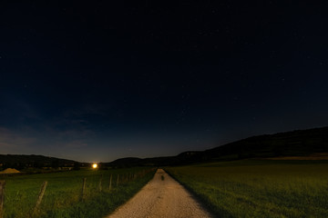 un chemin de campagne en pleine nuit étoilée