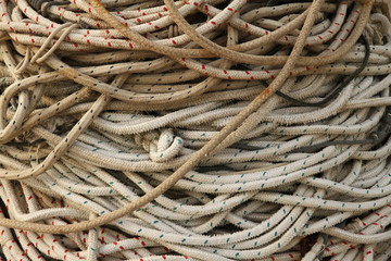 Verknotete Seile am Hafen bevor sie vom Seemann entwirrt werden