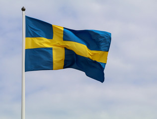 Fahne Schweden an Fahnenstange bei Wind