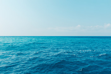 Obraz premium Mer bleue parfaite, sans vagues, pardisiaque