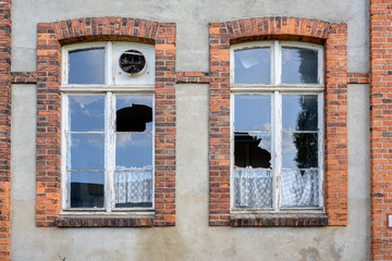 Obraz premium broken window panes in an older house, vandalism concept