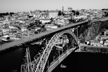 Mariée sur le Pont Luis à Porto Portugal