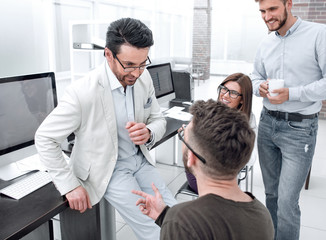 Obraz premium Manager and the business team are discussing a new business plan