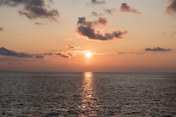 Fototapeta na wymiar sunset over water