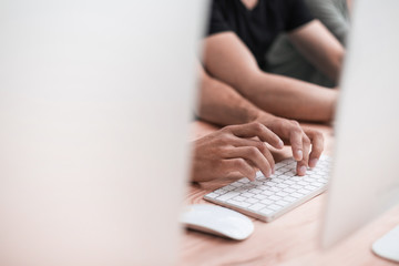 Naklejka premium close up. a group of young people chatting online