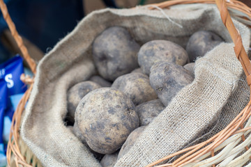 canasta con papas de la huerta