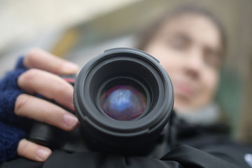 Fototapeta premium Fotógrafa con cámara en mano