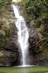 Obraz premium Sous cascade