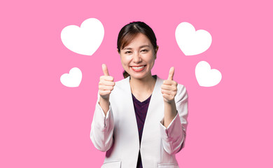 サムアップする女性