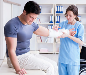 Obraz premium Doctor and patient during check-up for injury in hospital