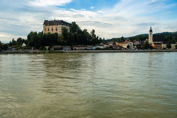 Fototapeta premium Wieś Grein na brzegu Dunaju