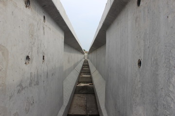 the structure of the bridge girder on the toll road