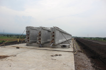the structure of the bridge girder on the toll road