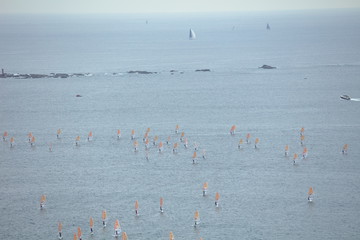 Fototapeta na wymiar ウインドサーフィンに興じる湘南の海