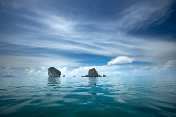 Fototapeta premium Beaty limestone rock in the ocean, Krabi, Thailand.