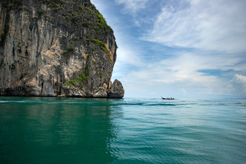 Obraz premium Beaty limestone rock in the ocean, Krabi, Thailand.