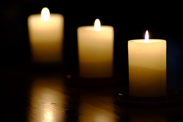 Kerzen in der dunklen Nacht