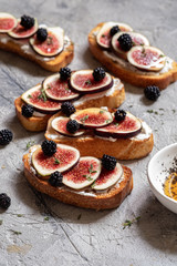 Bruschetta with figs, goat cheese and honey