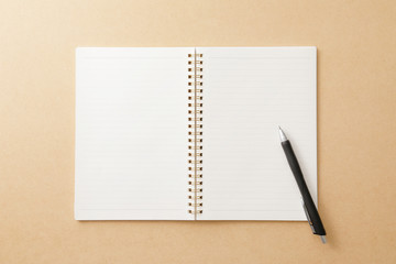 ノートとペン　White notebook and ballpoint pen