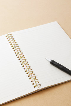 ノートとペン　White notebook and ballpoint pen