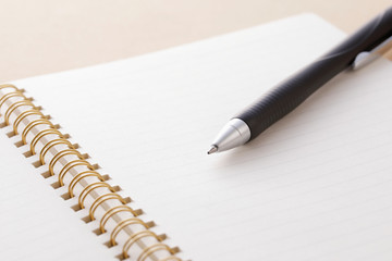 ノートとペン　White notebook and ballpoint pen