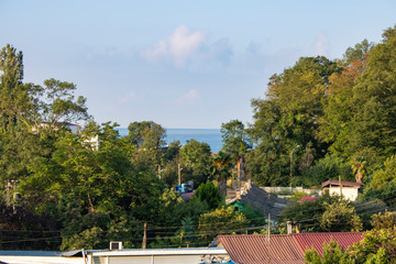 Облака на фоне моря и леса