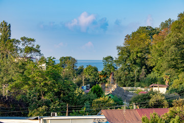 Облака на фоне моря и леса