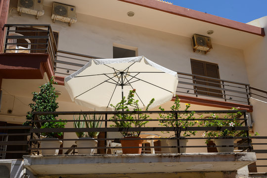 Sonnenschirm auf der Terasse eines Wohnhauses in Rethymnon, Kreta, Griechenland
