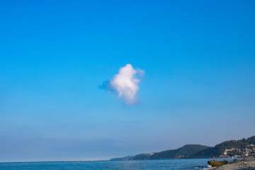 Красивое облако над утренним побережьем