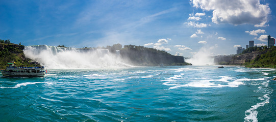 Panorama der Niagrafälle mit American Falls und Horseshoe Falls