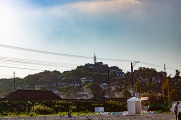 Утренняя уборка галечного пляжа