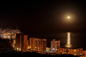 Fototapeta na wymiar Noche de luna llena en Benidorm