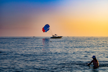 Отдых и катание на парашюте на море